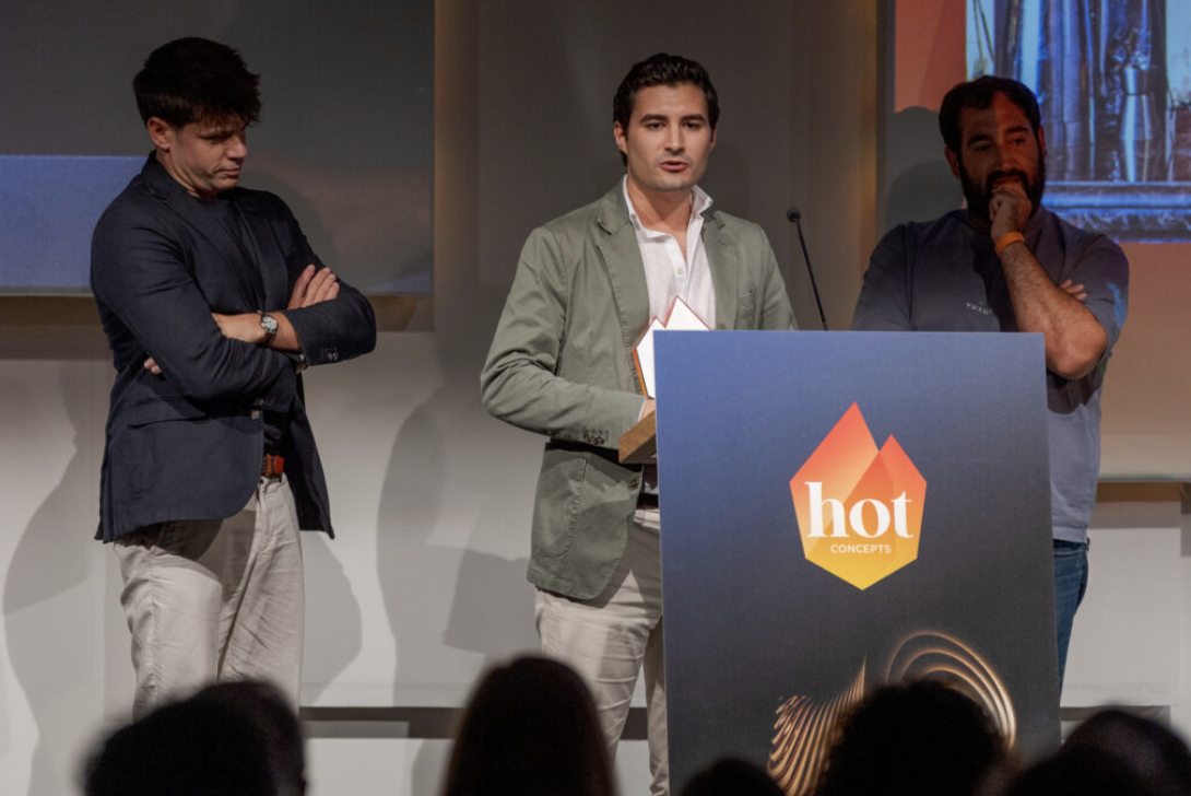 Equipo de Deleito recogiendo el premio Hot Concepts